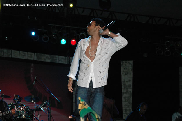 Shaggy @ The Aqueduct on Rose Hall - Friday, January 26, 2007 - 10th Anniversary - Air Jamaica Jazz & Blues Festival 2007 - The Art of Music - Tuesday, January 23 - Saturday, January 27, 2007, The Aqueduct on Rose Hall, Montego Bay, Jamaica - Negril Travel Guide, Negril Jamaica WI - http://www.negriltravelguide.com - info@negriltravelguide.com...!