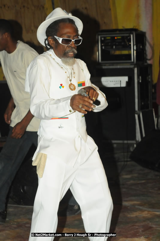 Bunny Wailer & King Yellowman at Bourbon Beach - Monday, February 25, 2008 - Bourbin Beach Restaurant, Bar, Oceanfront Accommodatioins, Live Reggae Music & Disco, Norman Manley Boulevard, Negril, Westmoreland, Jamaica W.I. - Photographs by Net2Market.com - Barry J. Hough Sr, Photographer - Negril Travel Guide, Negril Jamaica WI - http://www.negriltravelguide.com - info@negriltravelguide.com...!