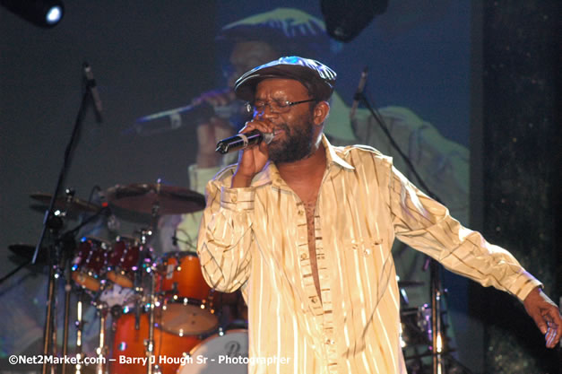 Beres Hammond - Red Stripe Reggae Sumfest 2007 - Zenith - Saturday, July 21, 2007 - Catherine Hall, Montego Bay, St James, Jamaica W.I. - Negril Travel Guide, Negril Jamaica WI - http://www.negriltravelguide.com - info@negriltravelguide.com...!