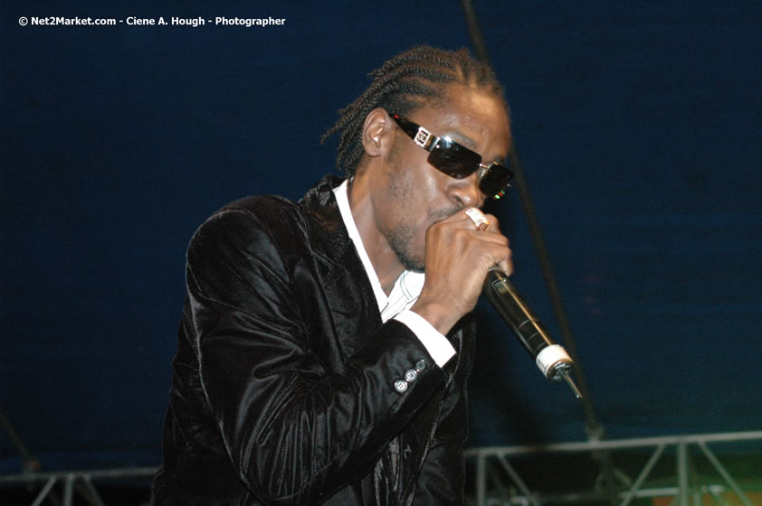 Bounty Killer - Smile Jamaica, Nine Miles, St Anns, Jamaica - Saturday, February 10, 2007 - The Smile Jamaica Concert, a symbolic homecoming in Bob Marley's birthplace of Nine Miles - Negril Travel Guide, Negril Jamaica WI - http://www.negriltravelguide.com - info@negriltravelguide.com...!