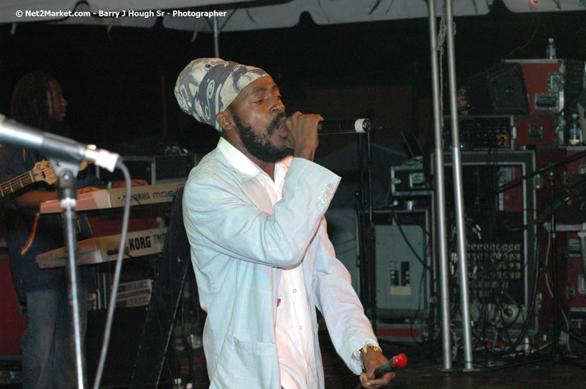 Lutan Fyah - Smile Jamaica, Nine Miles, St Anns, Jamaica - Saturday, February 10, 2007 - The Smile Jamaica Concert, a symbolic homecoming in Bob Marley's birthplace of Nine Miles - Negril Travel Guide, Negril Jamaica WI - http://www.negriltravelguide.com - info@negriltravelguide.com...!