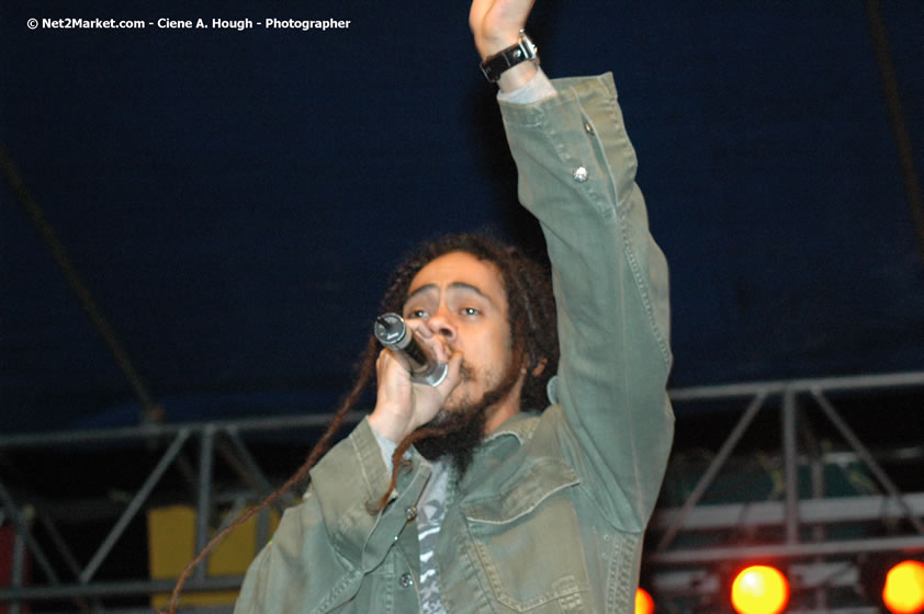 The Marley Brother's - Damian, Stephen, Julian, and Kimani - Smile Jamaica, Nine Miles, St Anns, Jamaica - Saturday, February 10, 2007 - The Smile Jamaica Concert, a symbolic homecoming in Bob Marley's birthplace of Nine Miles - Negril Travel Guide, Negril Jamaica WI - http://www.negriltravelguide.com - info@negriltravelguide.com...!