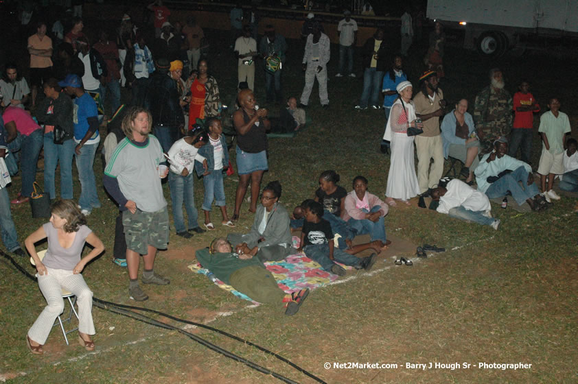 Venue and Audience - Smile Jamaica, Nine Miles, St Anns, Jamaica - Saturday, February 10, 2007 - The Smile Jamaica Concert, a symbolic homecoming in Bob Marley's birthplace of Nine Miles - Negril Travel Guide, Negril Jamaica WI - http://www.negriltravelguide.com - info@negriltravelguide.com...!